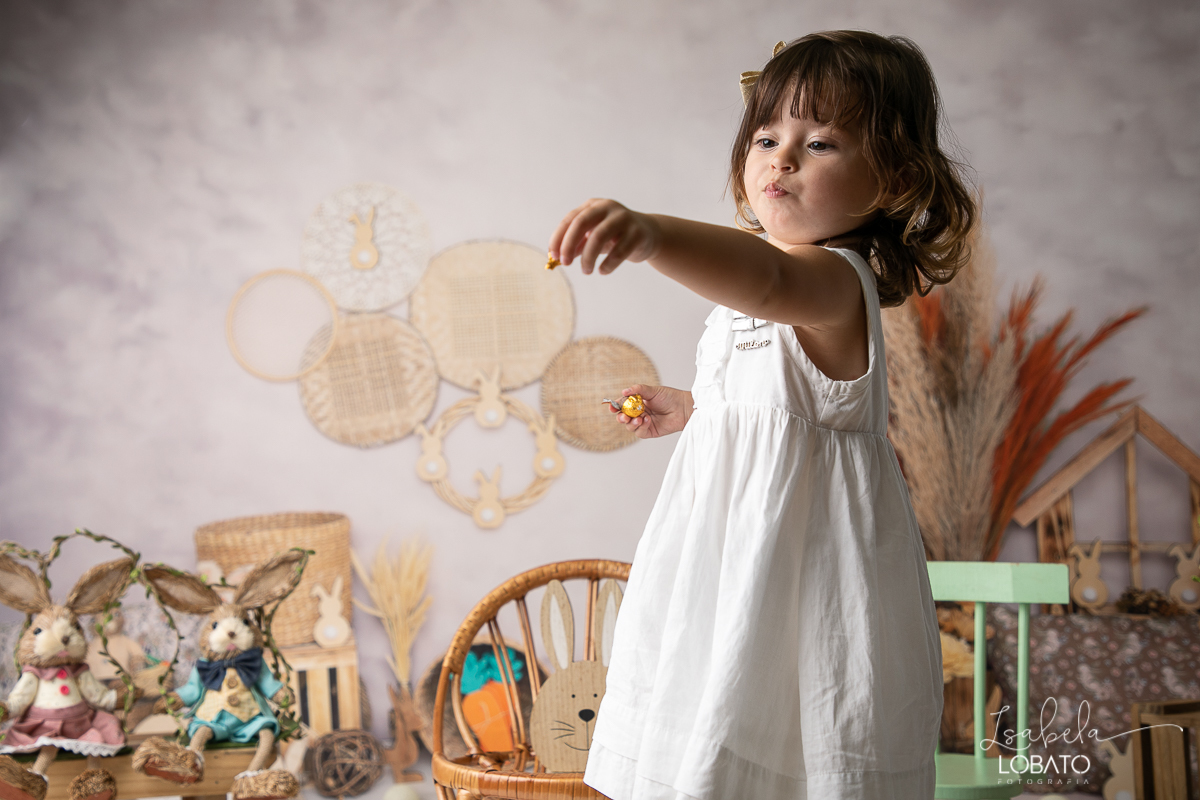 cenario-fotografico-de-pascoa-painel-fotografico-pascoa-fundo-fotografico-de-pascoa-sessão-fotografica-de-pasco-coelhinho-da-pascoa-fotos-de-pascoa-sessao-de-pascoa-2022-ovos-de-pascoa-fotografia-infantil-barbacena-cenoura-do-coelhinho-da-pascoa-estudio