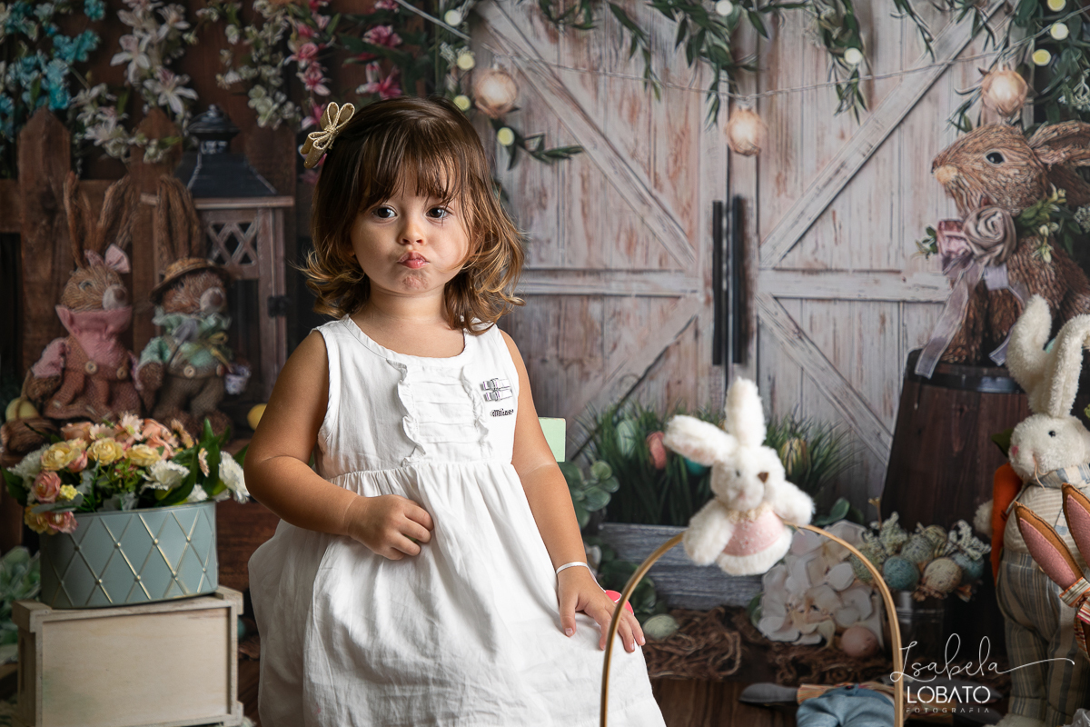 cenario-fotografico-de-pascoa-painel-fotografico-pascoa-fundo-fotografico-de-pascoa-sessão-fotografica-de-pasco-coelhinho-da-pascoa-fotos-de-pascoa-sessao-de-pascoa-2022-ovos-de-pascoa-fotografia-infantil-barbacena-cenoura-do-coelhinho-da-pascoa-estudio