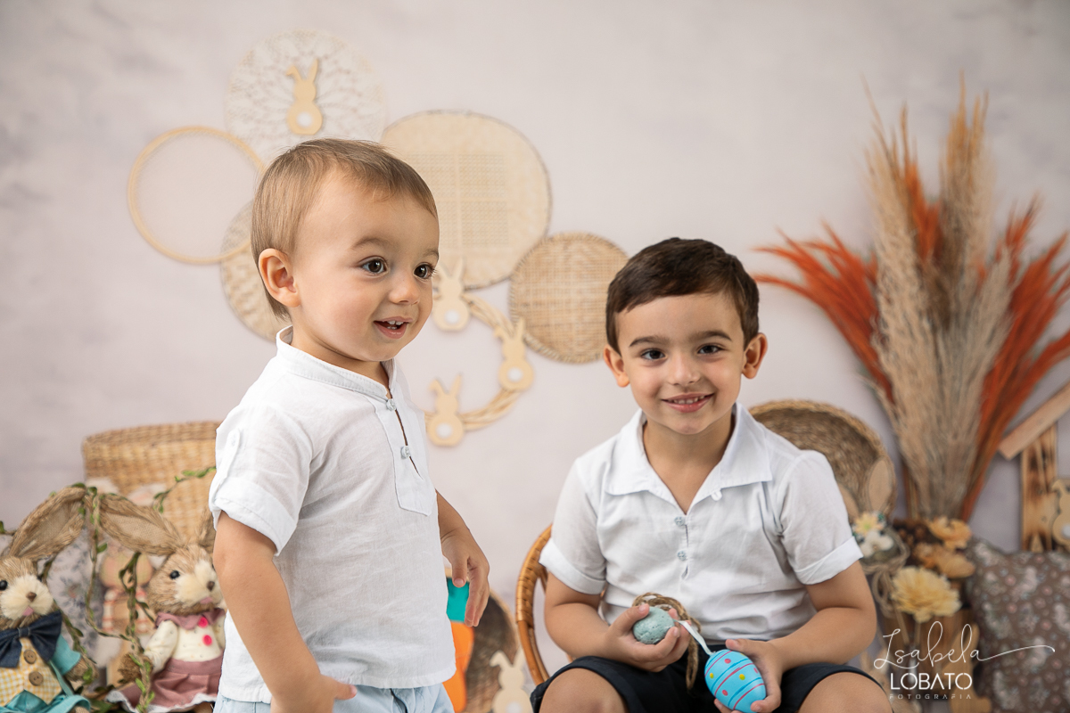 cenario-fotografico-de-pascoa-painel-fotografico-pascoa-fundo-fotografico-de-pascoa-sessão-fotografica-de-pasco-coelhinho-da-pascoa-fotos-de-pascoa-sessao-de-pascoa-2022-ovos-de-pascoa-fotografia-infantil-barbacena-cenoura-do-coelhinho-da-pascoa-estudio