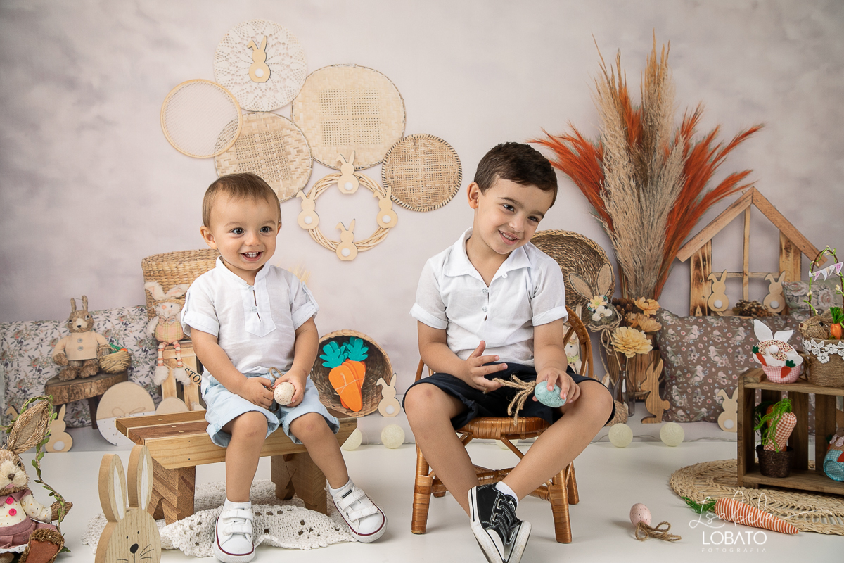 cenario-fotografico-de-pascoa-painel-fotografico-pascoa-fundo-fotografico-de-pascoa-sessão-fotografica-de-pasco-coelhinho-da-pascoa-fotos-de-pascoa-sessao-de-pascoa-2022-ovos-de-pascoa-fotografia-infantil-barbacena-cenoura-do-coelhinho-da-pascoa-estudio