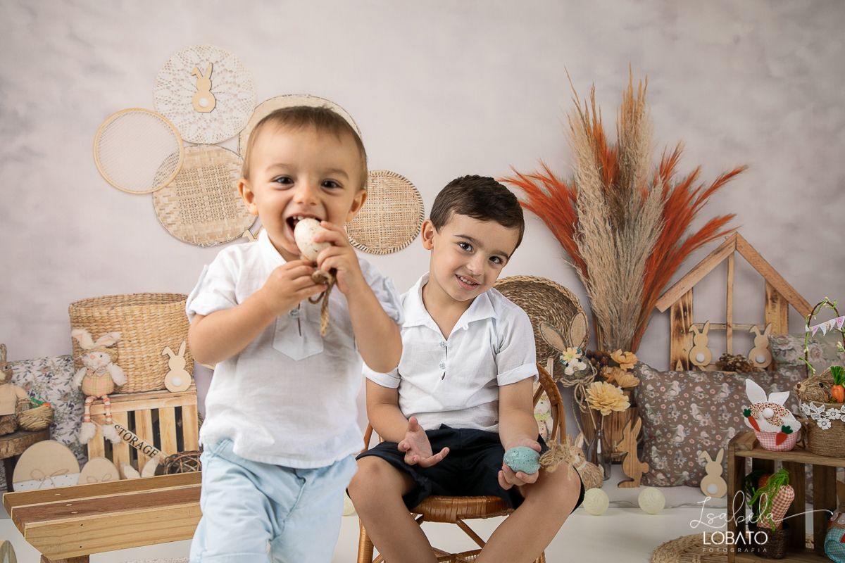 cenario-fotografico-de-pascoa-painel-fotografico-pascoa-fundo-fotografico-de-pascoa-sessão-fotografica-de-pasco-coelhinho-da-pascoa-fotos-de-pascoa-sessao-de-pascoa-2022-ovos-de-pascoa-fotografia-infantil-barbacena-cenoura-do-coelhinho-da-pascoa-estudio