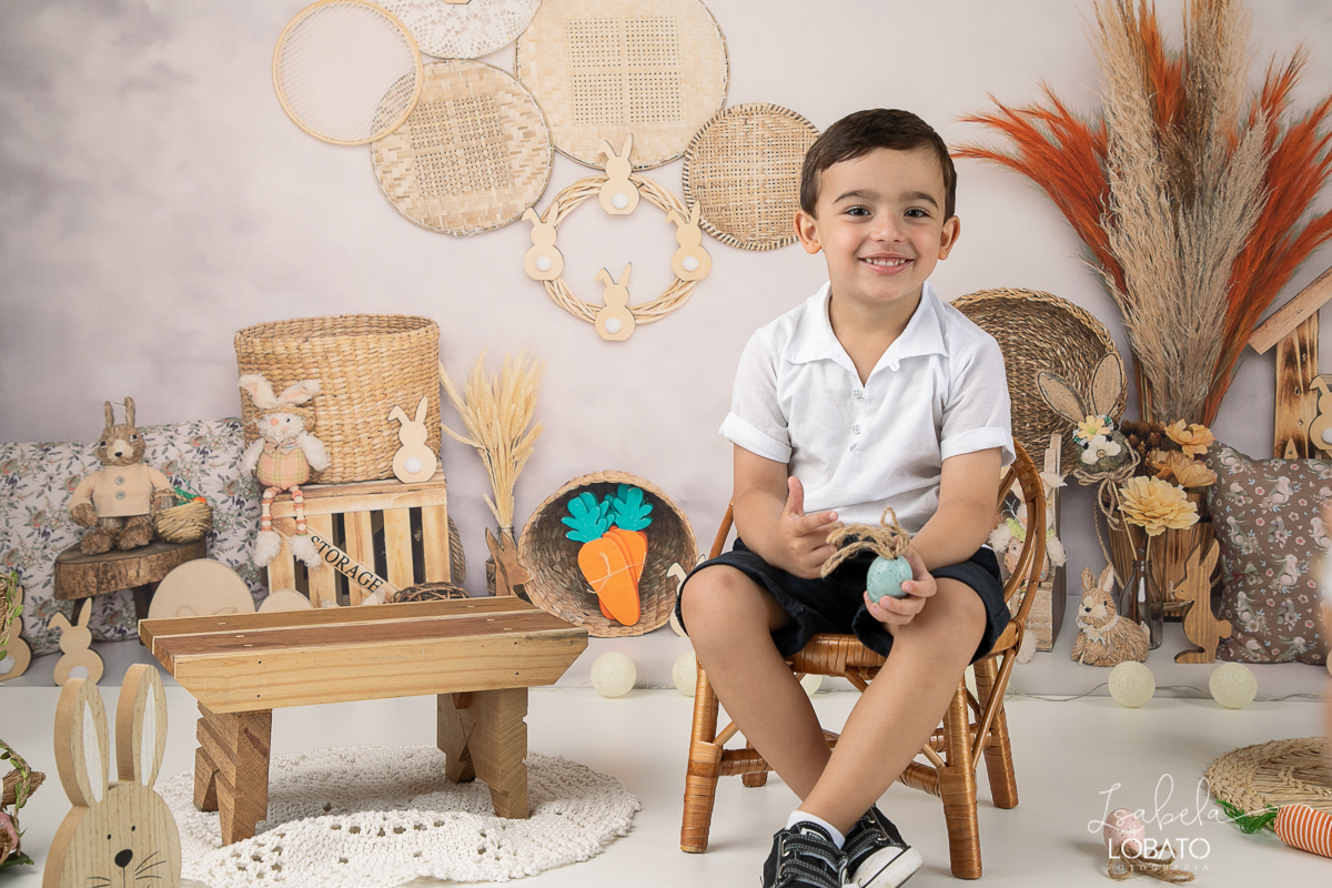 cenario-fotografico-de-pascoa-painel-fotografico-pascoa-fundo-fotografico-de-pascoa-sessão-fotografica-de-pasco-coelhinho-da-pascoa-fotos-de-pascoa-sessao-de-pascoa-2022-ovos-de-pascoa-fotografia-infantil-barbacena-cenoura-do-coelhinho-da-pascoa-estudio