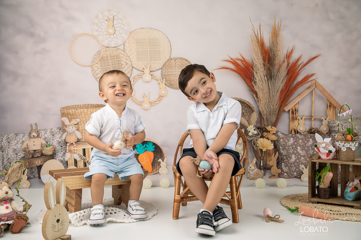 cenario-fotografico-de-pascoa-painel-fotografico-pascoa-fundo-fotografico-de-pascoa-sessão-fotografica-de-pasco-coelhinho-da-pascoa-fotos-de-pascoa-sessao-de-pascoa-2022-ovos-de-pascoa-fotografia-infantil-barbacena-cenoura-do-coelhinho-da-pascoa-estudio