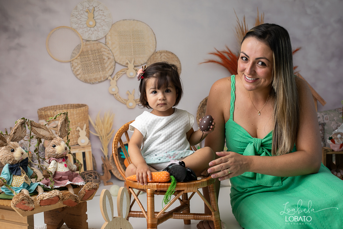cenario-fotografico-de-pascoa-painel-fotografico-pascoa-fundo-fotografico-de-pascoa-sessão-fotografica-de-pasco-coelhinho-da-pascoa-fotos-de-pascoa-sessao-de-pascoa-2022-ovos-de-pascoa-fotografia-infantil-barbacena-cenoura-do-coelhinho-da-pascoa-estudio
