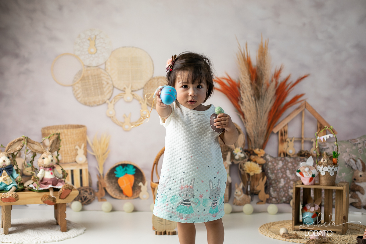 cenario-fotografico-de-pascoa-painel-fotografico-pascoa-fundo-fotografico-de-pascoa-sessão-fotografica-de-pasco-coelhinho-da-pascoa-fotos-de-pascoa-sessao-de-pascoa-2022-ovos-de-pascoa-fotografia-infantil-barbacena-cenoura-do-coelhinho-da-pascoa-estudio