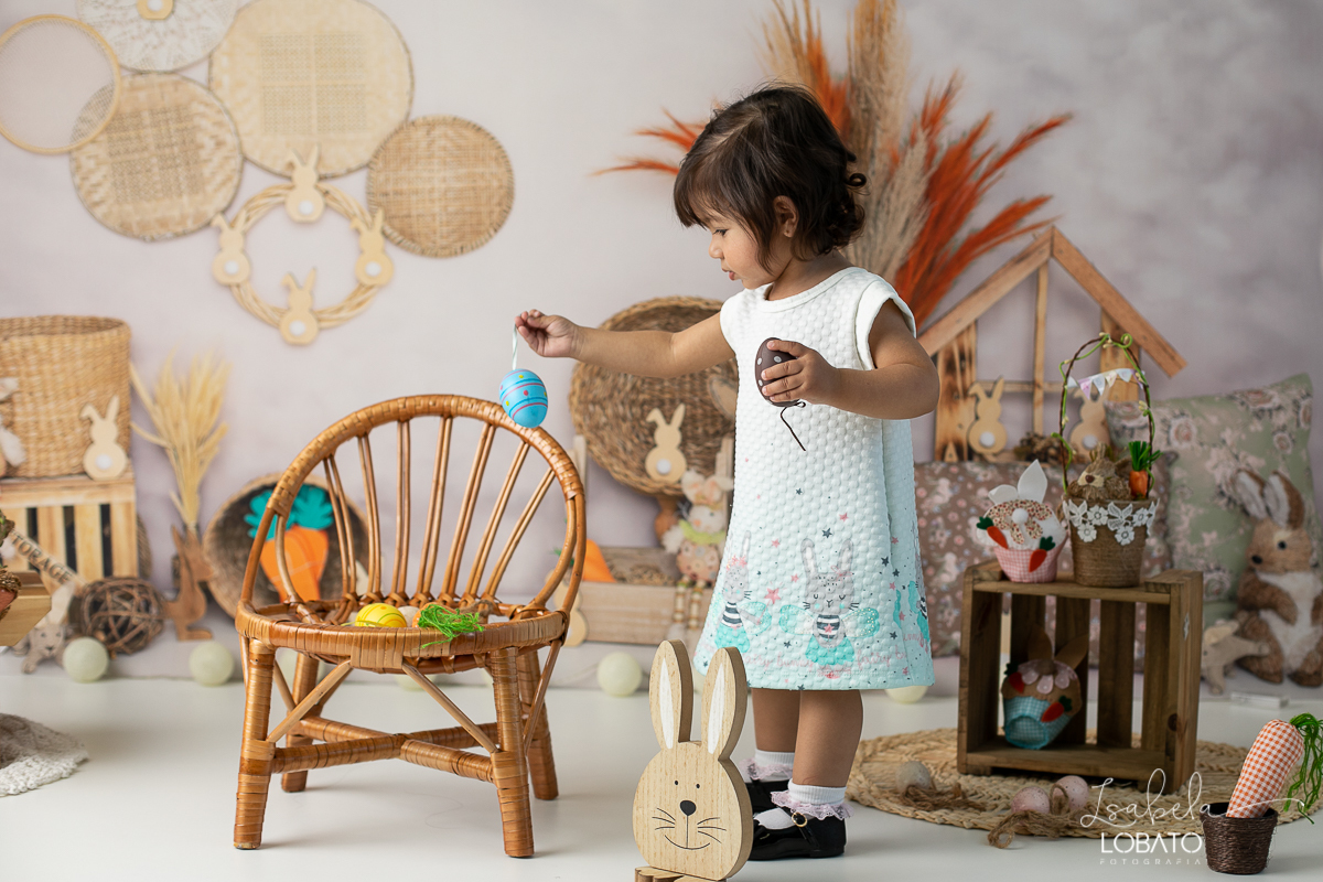 cenario-fotografico-de-pascoa-painel-fotografico-pascoa-fundo-fotografico-de-pascoa-sessão-fotografica-de-pasco-coelhinho-da-pascoa-fotos-de-pascoa-sessao-de-pascoa-2022-ovos-de-pascoa-fotografia-infantil-barbacena-cenoura-do-coelhinho-da-pascoa-estudio