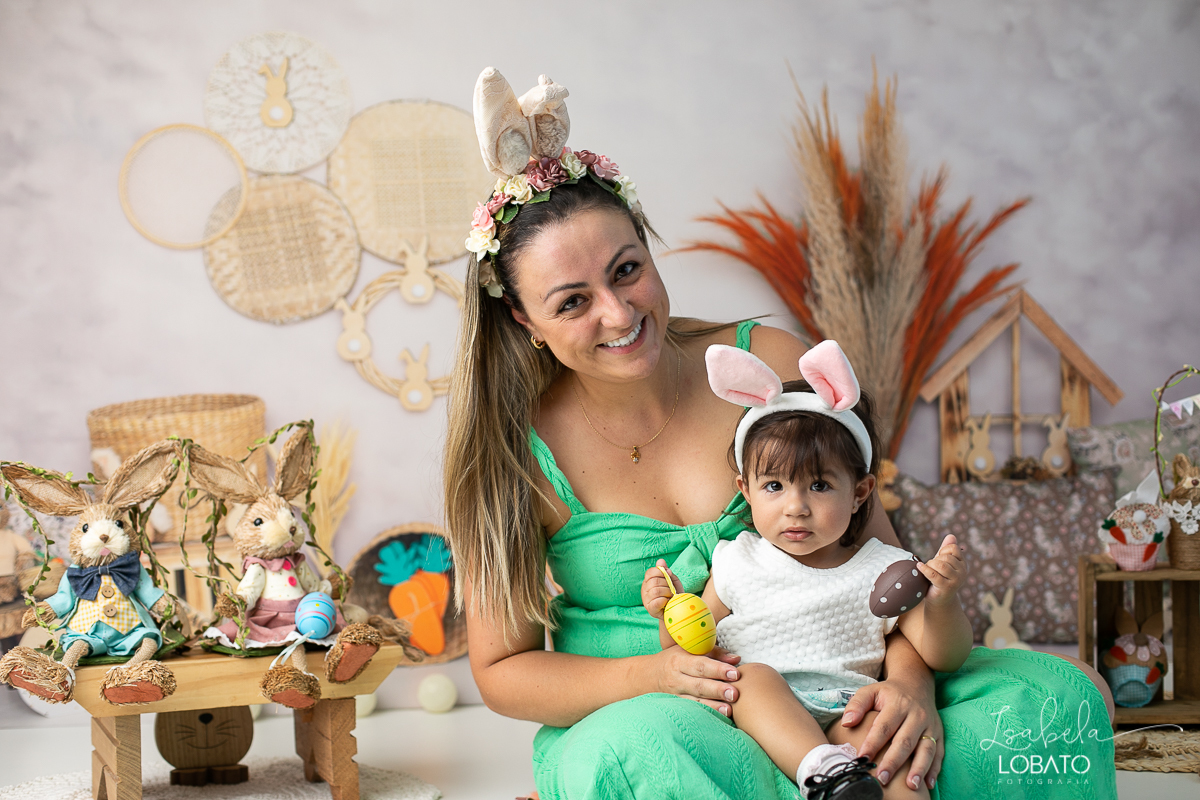 cenario-fotografico-de-pascoa-painel-fotografico-pascoa-fundo-fotografico-de-pascoa-sessão-fotografica-de-pasco-coelhinho-da-pascoa-fotos-de-pascoa-sessao-de-pascoa-2022-ovos-de-pascoa-fotografia-infantil-barbacena-cenoura-do-coelhinho-da-pascoa-estudio