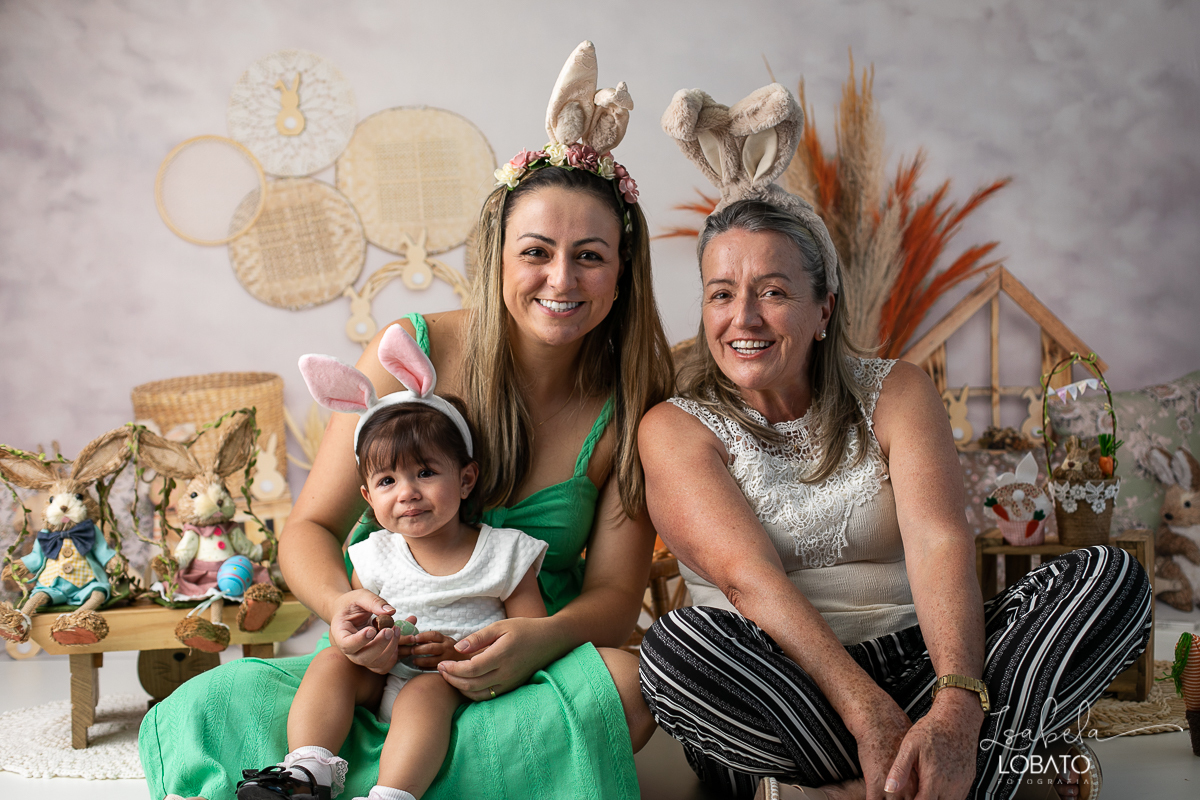 cenario-fotografico-de-pascoa-painel-fotografico-pascoa-fundo-fotografico-de-pascoa-sessão-fotografica-de-pasco-coelhinho-da-pascoa-fotos-de-pascoa-sessao-de-pascoa-2022-ovos-de-pascoa-fotografia-infantil-barbacena-cenoura-do-coelhinho-da-pascoa-estudio