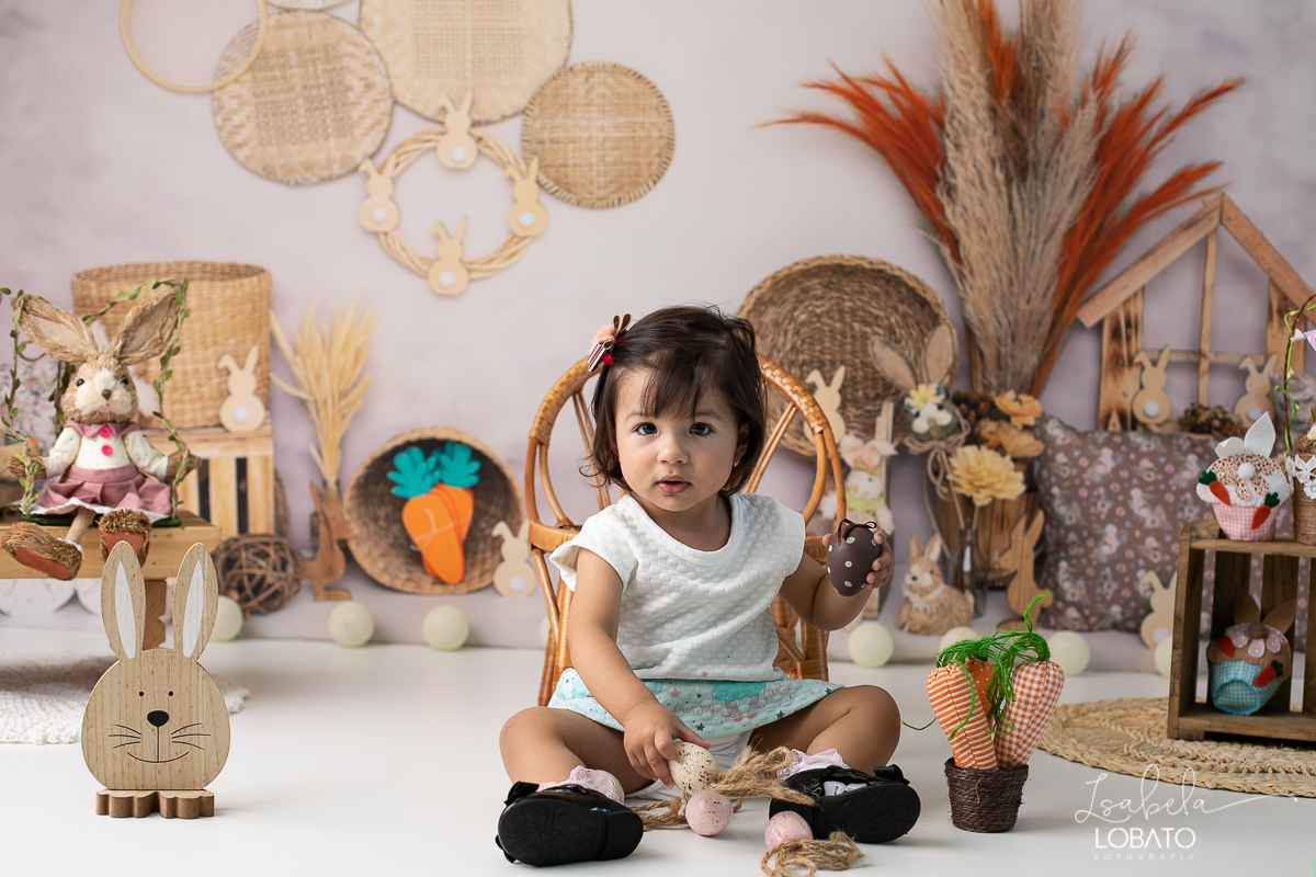 cenario-fotografico-de-pascoa-painel-fotografico-pascoa-fundo-fotografico-de-pascoa-sessão-fotografica-de-pasco-coelhinho-da-pascoa-fotos-de-pascoa-sessao-de-pascoa-2022-ovos-de-pascoa-fotografia-infantil-barbacena-cenoura-do-coelhinho-da-pascoa-estudio