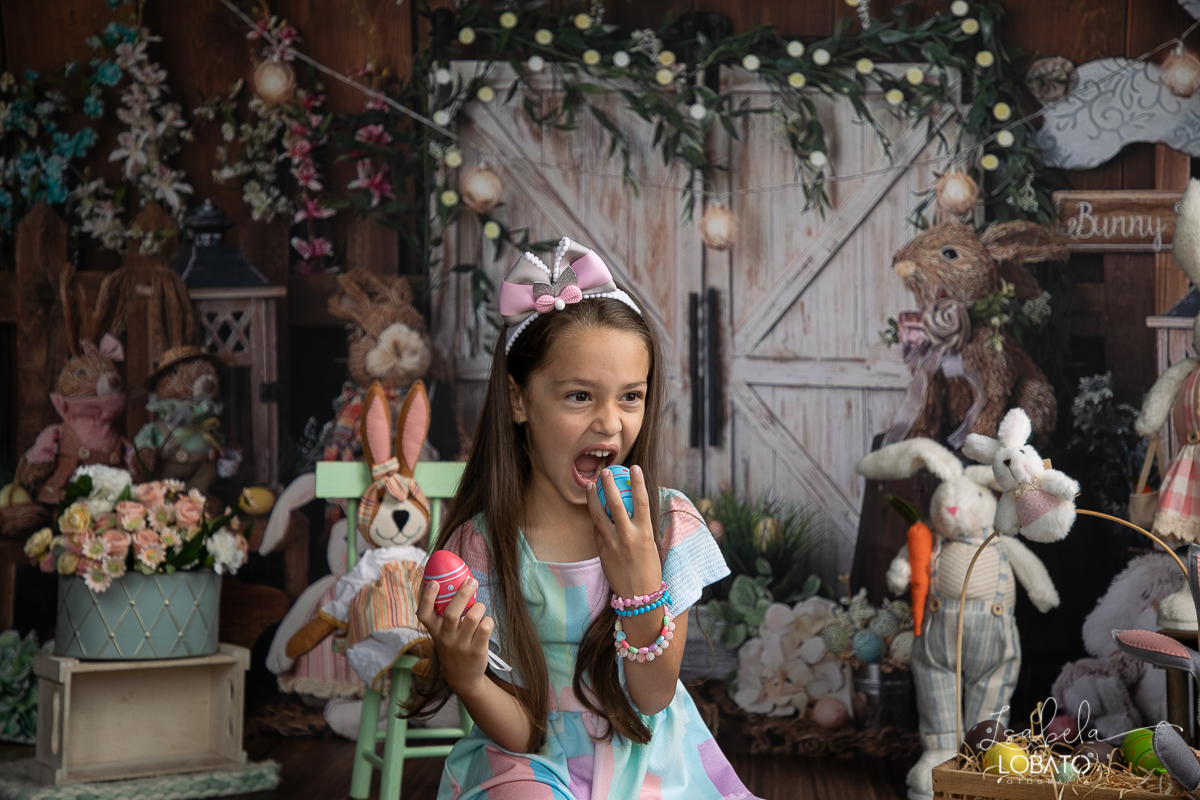 cenario-fotografico-de-pascoa-painel-fotografico-pascoa-fundo-fotografico-de-pascoa-sessão-fotografica-de-pasco-coelhinho-da-pascoa-fotos-de-pascoa-sessao-de-pascoa-2022-ovos-de-pascoa-fotografia-infantil-barbacena-cenoura-do-coelhinho-da-pascoa-estudio