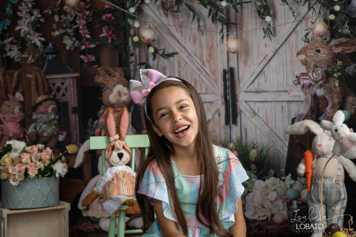 cenario-fotografico-de-pascoa-painel-fotografico-pascoa-fundo-fotografico-de-pascoa-sessão-fotografica-de-pasco-coelhinho-da-pascoa-fotos-de-pascoa-sessao-de-pascoa-2022-ovos-de-pascoa-fotografia-infantil-barbacena-cenoura-do-coelhinho-da-pascoa-estudio