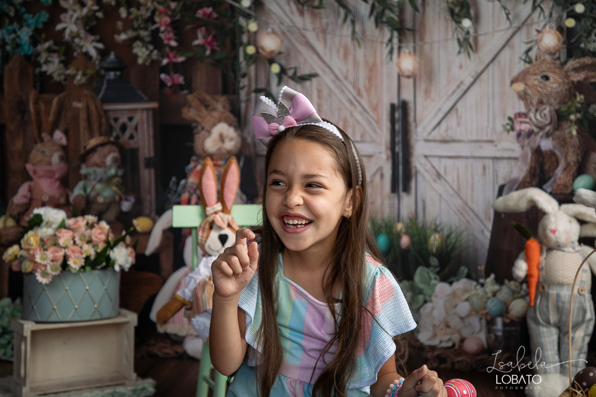 cenario-fotografico-de-pascoa-painel-fotografico-pascoa-fundo-fotografico-de-pascoa-sessão-fotografica-de-pasco-coelhinho-da-pascoa-fotos-de-pascoa-sessao-de-pascoa-2022-ovos-de-pascoa-fotografia-infantil-barbacena-cenoura-do-coelhinho-da-pascoa-estudio