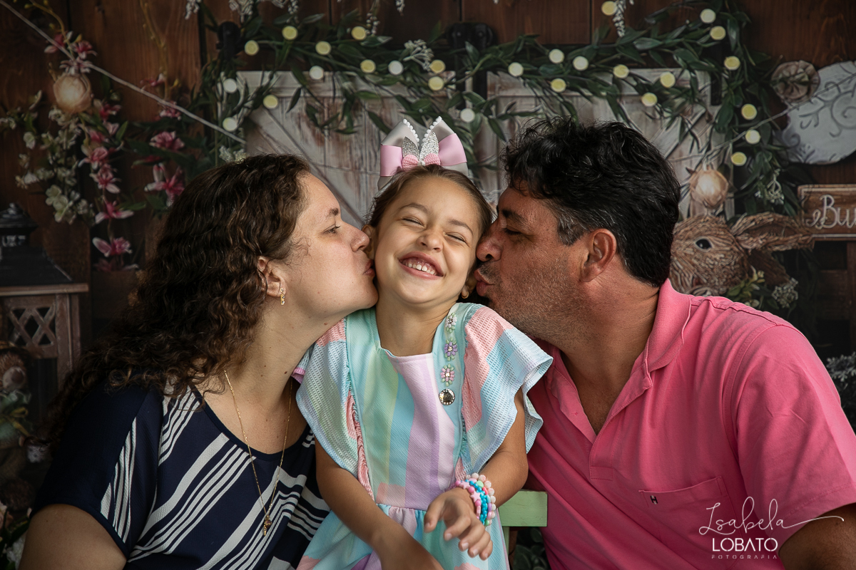 cenario-fotografico-de-pascoa-painel-fotografico-pascoa-fundo-fotografico-de-pascoa-sessão-fotografica-de-pasco-coelhinho-da-pascoa-fotos-de-pascoa-sessao-de-pascoa-2022-ovos-de-pascoa-fotografia-infantil-barbacena-cenoura-do-coelhinho-da-pascoa-estudio