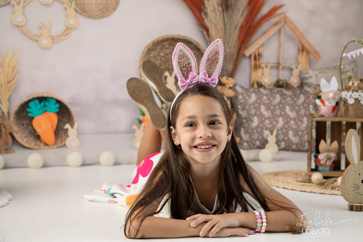 cenario-fotografico-de-pascoa-painel-fotografico-pascoa-fundo-fotografico-de-pascoa-sessão-fotografica-de-pasco-coelhinho-da-pascoa-fotos-de-pascoa-sessao-de-pascoa-2022-ovos-de-pascoa-fotografia-infantil-barbacena-cenoura-do-coelhinho-da-pascoa-estudio