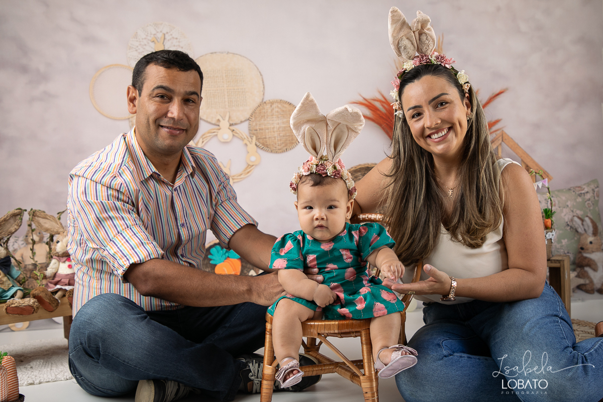 cenario-fotografico-de-pascoa-painel-fotografico-pascoa-fundo-fotografico-de-pascoa-sessão-fotografica-de-pasco-coelhinho-da-pascoa-fotos-de-pascoa-sessao-de-pascoa-2022-ovos-de-pascoa-fotografia-infantil-barbacena-cenoura-do-coelhinho-da-pascoa-estudio