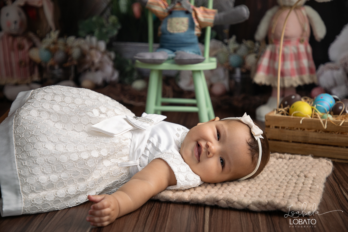 cenario-fotografico-de-pascoa-painel-fotografico-pascoa-fundo-fotografico-de-pascoa-sessão-fotografica-de-pasco-coelhinho-da-pascoa-fotos-de-pascoa-sessao-de-pascoa-2022-ovos-de-pascoa-fotografia-infantil-barbacena-cenoura-do-coelhinho-da-pascoa-estudio