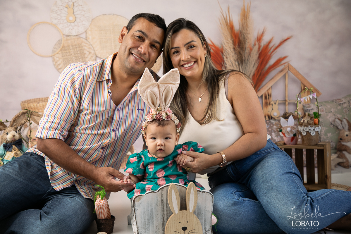 cenario-fotografico-de-pascoa-painel-fotografico-pascoa-fundo-fotografico-de-pascoa-sessão-fotografica-de-pasco-coelhinho-da-pascoa-fotos-de-pascoa-sessao-de-pascoa-2022-ovos-de-pascoa-fotografia-infantil-barbacena-cenoura-do-coelhinho-da-pascoa-estudio