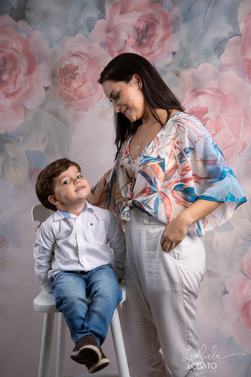 amor-de-mae-dia-das-maes-ensaio-fotografico-dia-das-maes-mamae-amor-mais-sublime-fotografia-de-mae-fundo-fotografico-dia-das-maes-ensaio-das-maes-dia-das-maes-2022-estudio-fotografico-em-barbacena-melhor-fotografa-de-barbacena-iluminacao-de-estudio-ilcao