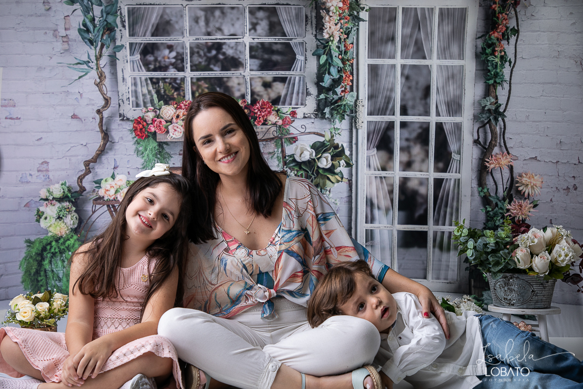 amor-de-mae-dia-das-maes-ensaio-fotografico-dia-das-maes-mamae-amor-mais-sublime-fotografia-de-mae-fundo-fotografico-dia-das-maes-ensaio-das-maes-dia-das-maes-2022-estudio-fotografico-em-barbacena-melhor-fotografa-de-barbacena-iluminacao-de-estudio-ilcao