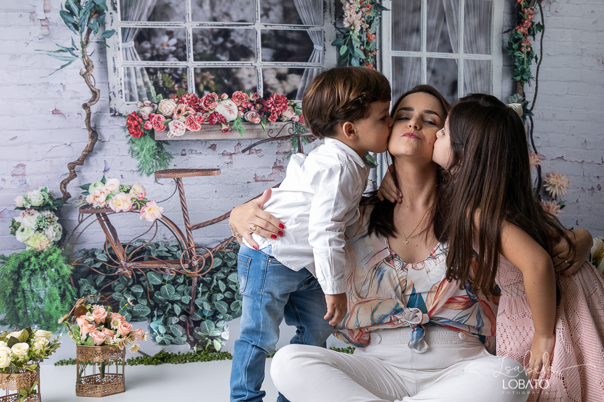 amor-de-mae-dia-das-maes-ensaio-fotografico-dia-das-maes-mamae-amor-mais-sublime-fotografia-de-mae-fundo-fotografico-dia-das-maes-ensaio-das-maes-dia-das-maes-2022-estudio-fotografico-em-barbacena-melhor-fotografa-de-barbacena-iluminacao-de-estudio-ilcao