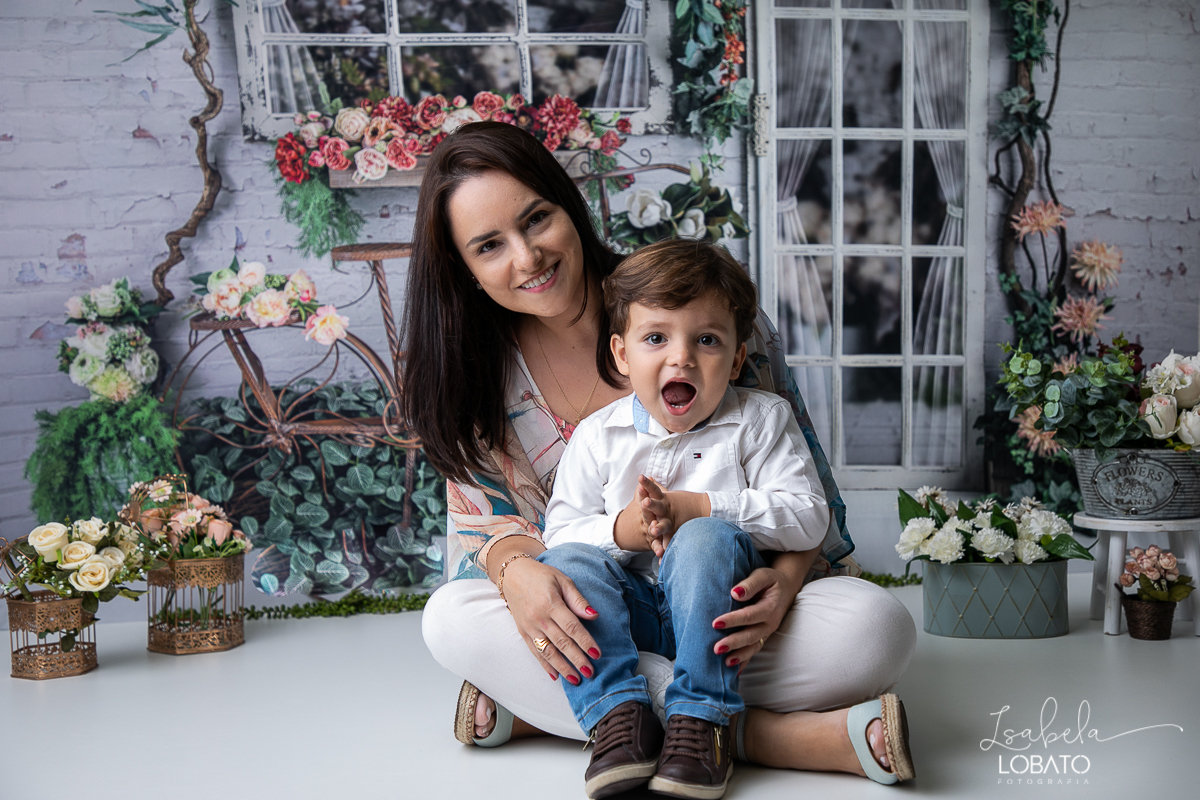 amor-de-mae-dia-das-maes-ensaio-fotografico-dia-das-maes-mamae-amor-mais-sublime-fotografia-de-mae-fundo-fotografico-dia-das-maes-ensaio-das-maes-dia-das-maes-2022-estudio-fotografico-em-barbacena-melhor-fotografa-de-barbacena-iluminacao-de-estudio-ilcao