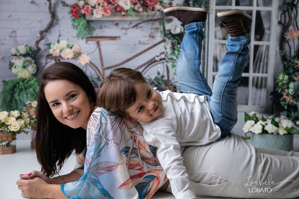 amor-de-mae-dia-das-maes-ensaio-fotografico-dia-das-maes-mamae-amor-mais-sublime-fotografia-de-mae-fundo-fotografico-dia-das-maes-ensaio-das-maes-dia-das-maes-2022-estudio-fotografico-em-barbacena-melhor-fotografa-de-barbacena-iluminacao-de-estudio-ilcao