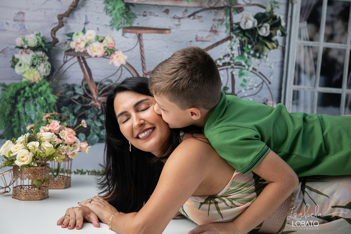 amor-de-mae-dia-das-maes-ensaio-fotografico-dia-das-maes-mamae-amor-mais-sublime-fotografia-de-mae-fundo-fotografico-dia-das-maes-ensaio-das-maes-dia-das-maes-2022-estudio-fotografico-em-barbacena-melhor-fotografa-de-barbacena-iluminacao-de-estudio-ilca