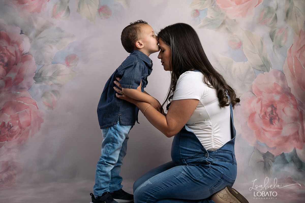 amor-de-mae-dia-das-maes-ensaio-fotografico-dia-das-maes-mamae-amor-mais-sublime-fotografia-de-mae-fundo-fotografico-dia-das-maes-ensaio-das-maes-dia-das-maes-2022-estudio-fotografico-em-barbacena-melhor-fotografa-de-barbacena-iluminacao-de-estudio-ilca