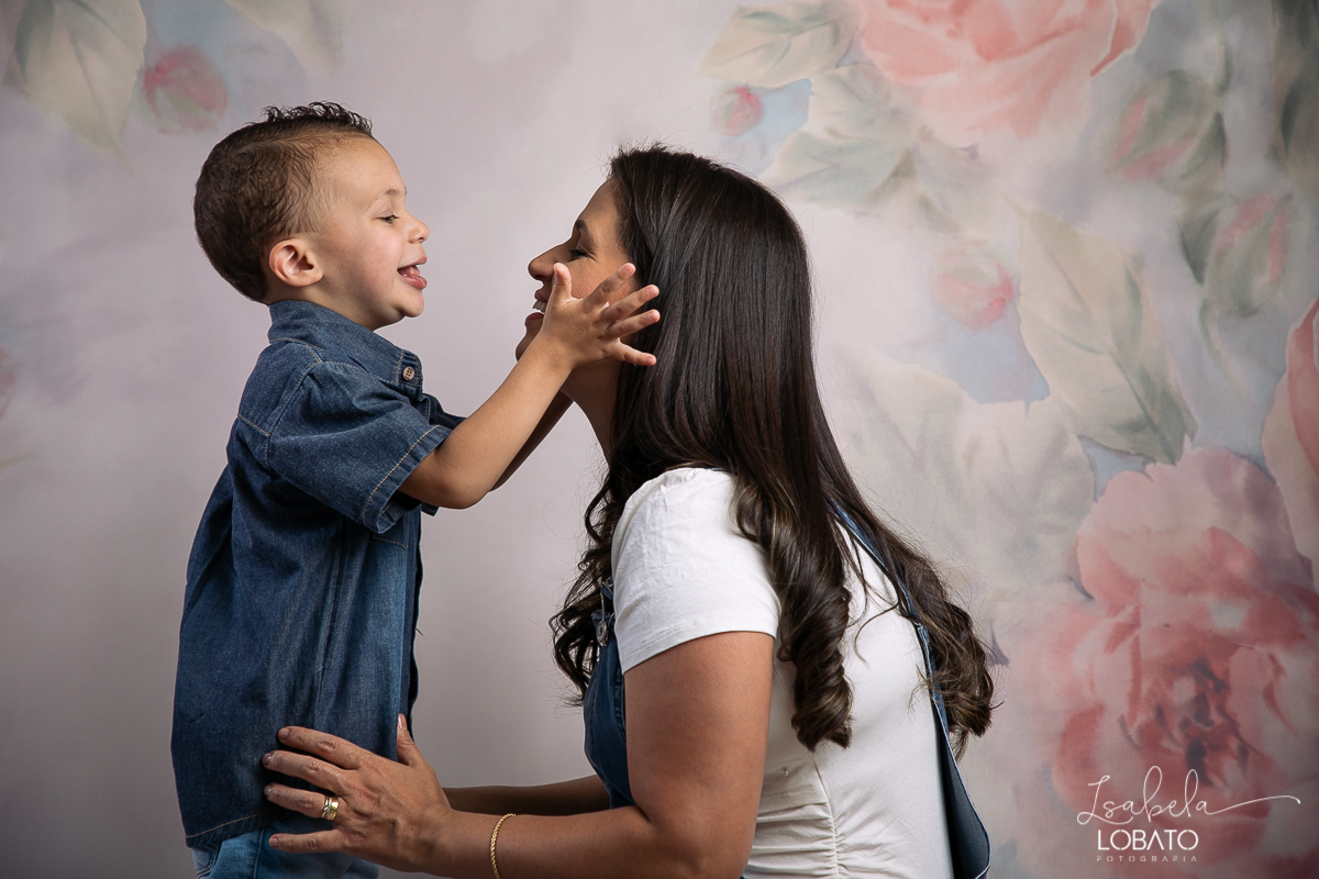 amor-de-mae-dia-das-maes-ensaio-fotografico-dia-das-maes-mamae-amor-mais-sublime-fotografia-de-mae-fundo-fotografico-dia-das-maes-ensaio-das-maes-dia-das-maes-2022-estudio-fotografico-em-barbacena-melhor-fotografa-de-barbacena-iluminacao-de-estudio-ilca