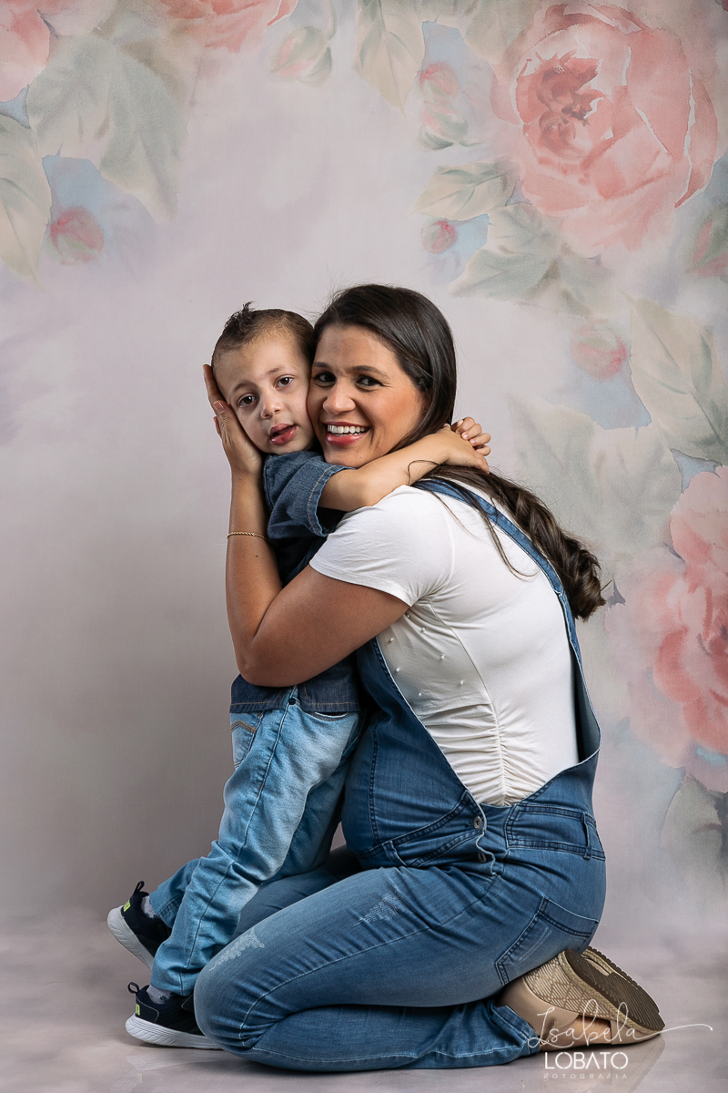amor-de-mae-dia-das-maes-ensaio-fotografico-dia-das-maes-mamae-amor-mais-sublime-fotografia-de-mae-fundo-fotografico-dia-das-maes-ensaio-das-maes-dia-das-maes-2022-estudio-fotografico-em-barbacena-melhor-fotografa-de-barbacena-iluminacao-de-estudio-ilcaam