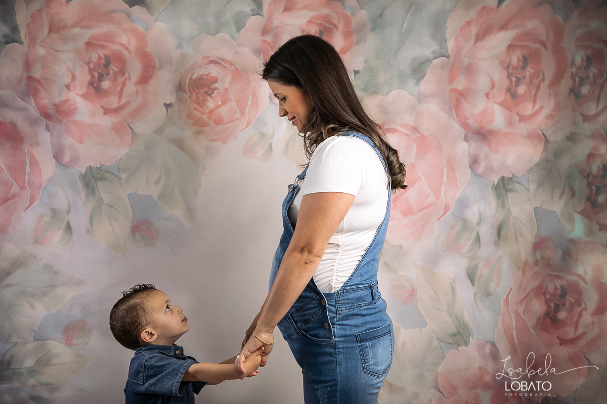 amor-de-mae-dia-das-maes-ensaio-fotografico-dia-das-maes-mamae-amor-mais-sublime-fotografia-de-mae-fundo-fotografico-dia-das-maes-ensaio-das-maes-dia-das-maes-2022-estudio-fotografico-em-barbacena-melhor-fotografa-de-barbacena-iluminacao-de-estudio-ilca