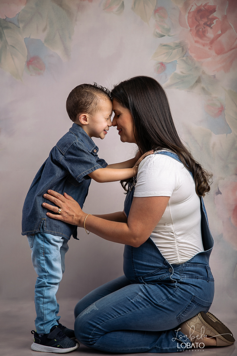 amor-de-mae-dia-das-maes-ensaio-fotografico-dia-das-maes-mamae-amor-mais-sublime-fotografia-de-mae-fundo-fotografico-dia-das-maes-ensaio-das-maes-dia-das-maes-2022-estudio-fotografico-em-barbacena-melhor-fotografa-de-barbacena-iluminacao-de-estudio-ilca
