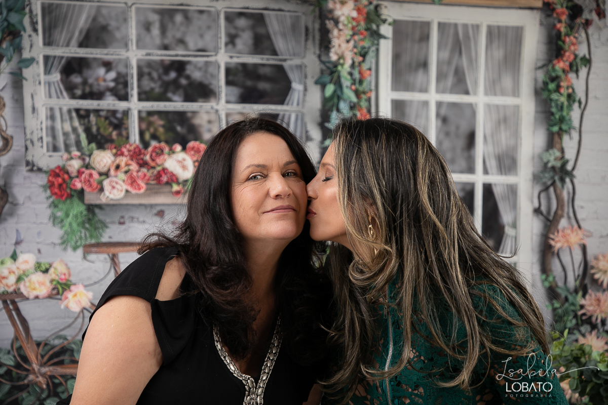 amor-de-mae-dia-das-maes-ensaio-fotografico-dia-das-maes-mamae-amor-mais-sublime-fotografia-de-mae-fundo-fotografico-dia-das-maes-ensaio-das-maes-dia-das-maes-2022-estudio-fotografico-em-barbacena-melhor-fotografa-de-barbacena-iluminacao-de-estudio-ilca