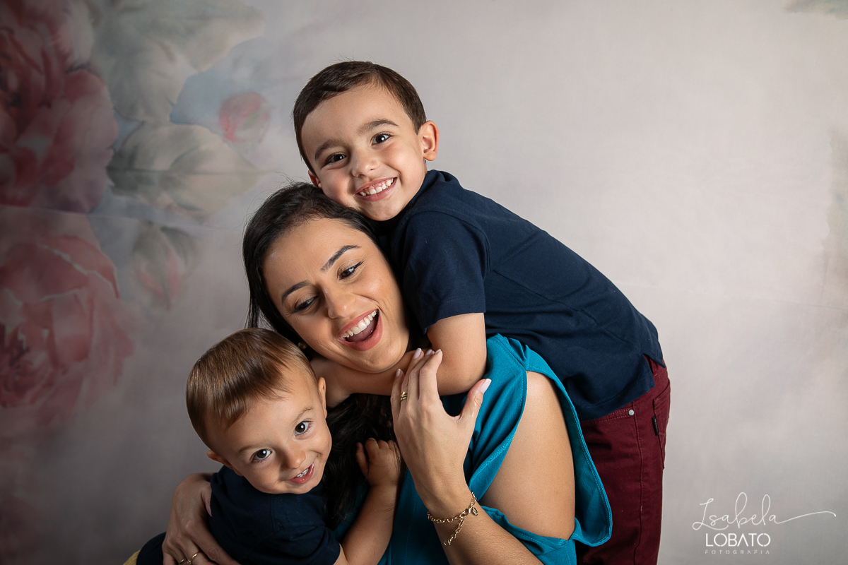 amor-de-mae-dia-das-maes-ensaio-fotografico-dia-das-maes-mamae-amor-mais-sublime-fotografia-de-mae-fundo-fotografico-dia-das-maes-ensaio-das-maes-dia-das-maes-2022-estudio-fotografico-em-barbacena-melhor-fotografa-de-barbacena-iluminacao-de-estudio-ilca