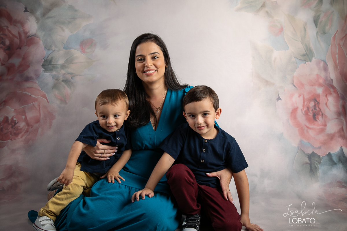 amor-de-mae-dia-das-maes-ensaio-fotografico-dia-das-maes-mamae-amor-mais-sublime-fotografia-de-mae-fundo-fotografico-dia-das-maes-ensaio-das-maes-dia-das-maes-2022-estudio-fotografico-em-barbacena-melhor-fotografa-de-barbacena-iluminacao-de-estudio-ilca