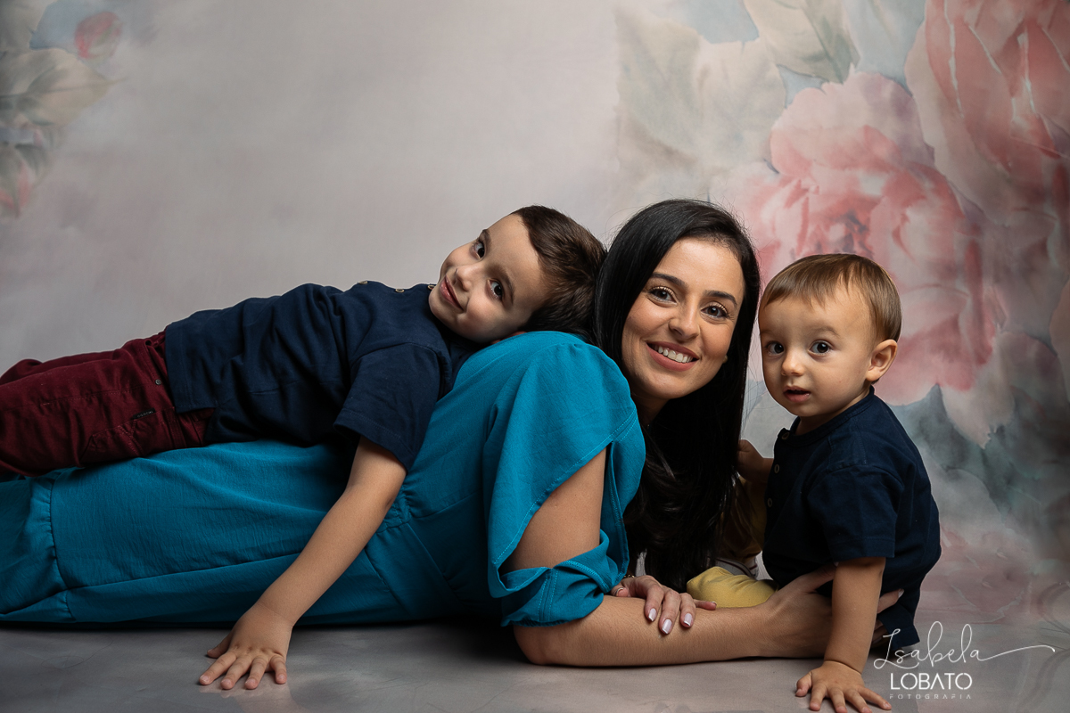 amor-de-mae-dia-das-maes-ensaio-fotografico-dia-das-maes-mamae-amor-mais-sublime-fotografia-de-mae-fundo-fotografico-dia-das-maes-ensaio-das-maes-dia-das-maes-2022-estudio-fotografico-em-barbacena-melhor-fotografa-de-barbacena-iluminacao-de-estudio-ilca