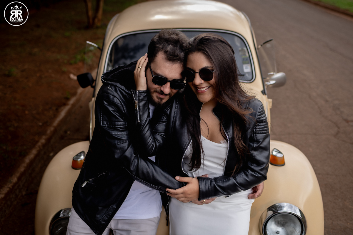 ensaio-de-casal-com-fusca - fotografia-de-casal-criativa - ensaio-vintage-com-carro-antigo -sessão-fotográfica-retrô - fotógrafo-de-casamentos-jau - fotógrafo-de-casamentos-sao- paulo - ensaio-de-casal-romântico - pré-wedding-com-fusca