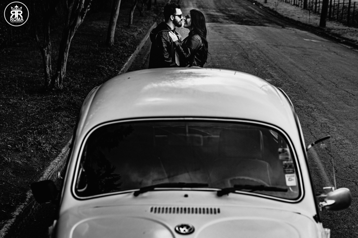 ensaio-de-casal-com-fusca - fotografia-de-casal-criativa - ensaio-vintage-com-carro-antigo -sessão-fotográfica-retrô - fotógrafo-de-casamentos-jau - fotógrafo-de-casamentos-sao- paulo - ensaio-de-casal-romântico - pré-wedding-com-fusca