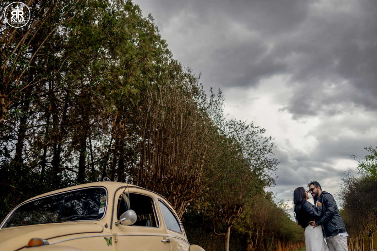 ensaio-de-casal-com-fusca - fotografia-de-casal-criativa - ensaio-vintage-com-carro-antigo -sessão-fotográfica-retrô - fotógrafo-de-casamentos-jau - fotógrafo-de-casamentos-sao- paulo - ensaio-de-casal-romântico - pré-wedding-com-fusca