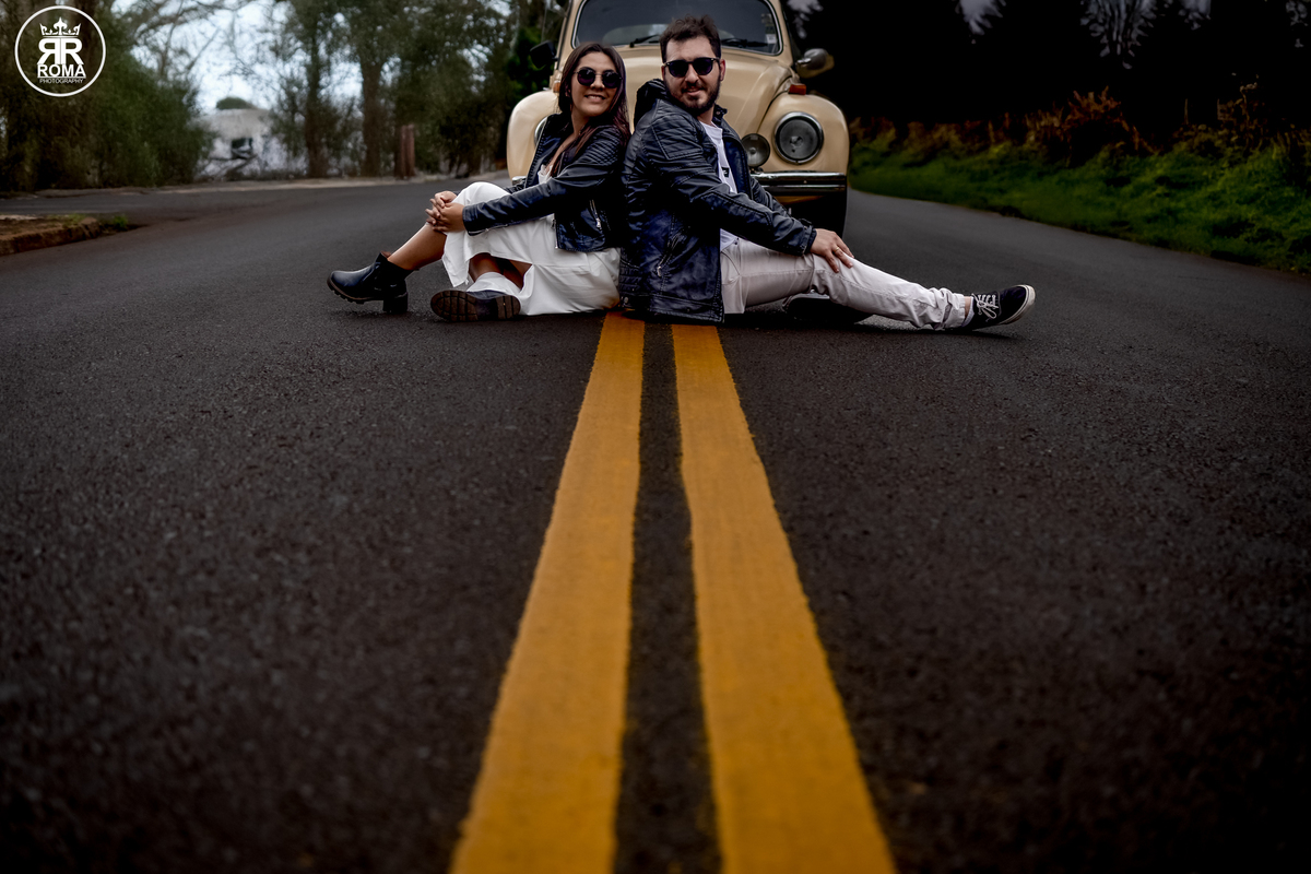 ensaio-de-casal-com-fusca - fotografia-de-casal-criativa - ensaio-vintage-com-carro-antigo -sessão-fotográfica-retrô - fotógrafo-de-casamentos-jau - fotógrafo-de-casamentos-sao- paulo - ensaio-de-casal-romântico - pré-wedding-com-fusca