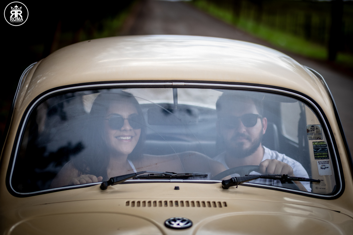 ensaio-de-casal-com-fusca - fotografia-de-casal-criativa - ensaio-vintage-com-carro-antigo -sessão-fotográfica-retrô - fotógrafo-de-casamentos-jau - fotógrafo-de-casamentos-sao- paulo - ensaio-de-casal-romântico - pré-wedding-com-fusca