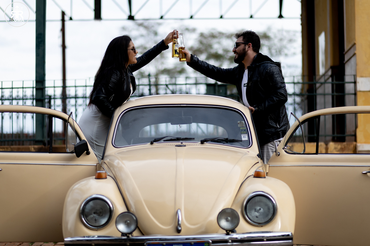 ensaio-de-casal-com-fusca - fotografia-de-casal-criativa - ensaio-vintage-com-carro-antigo -sessão-fotográfica-retrô - fotógrafo-de-casamentos-jau - fotógrafo-de-casamentos-sao- paulo - ensaio-de-casal-romântico - pré-wedding-com-fusca