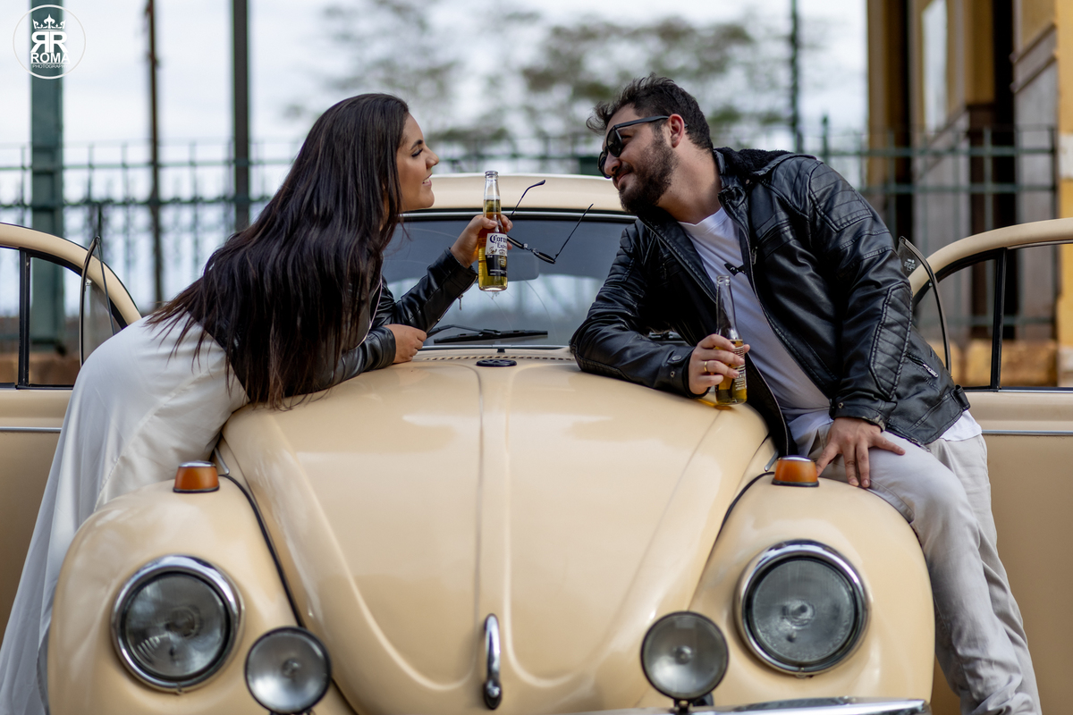 ensaio-de-casal-com-fusca - fotografia-de-casal-criativa - ensaio-vintage-com-carro-antigo -sessão-fotográfica-retrô - fotógrafo-de-casamentos-jau - fotógrafo-de-casamentos-sao- paulo - ensaio-de-casal-romântico - pré-wedding-com-fusca