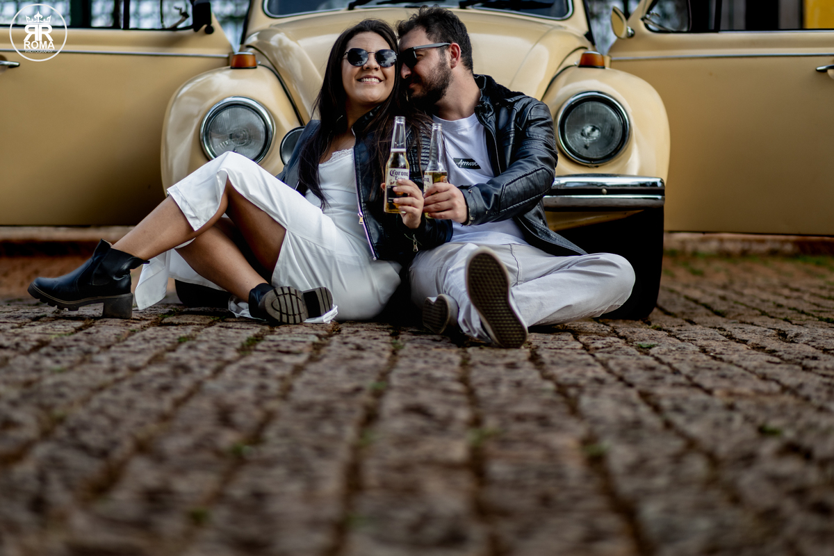 ensaio-de-casal-com-fusca - fotografia-de-casal-criativa - ensaio-vintage-com-carro-antigo -sessão-fotográfica-retrô - fotógrafo-de-casamentos-jau - fotógrafo-de-casamentos-sao- paulo - ensaio-de-casal-romântico - pré-wedding-com-fusca