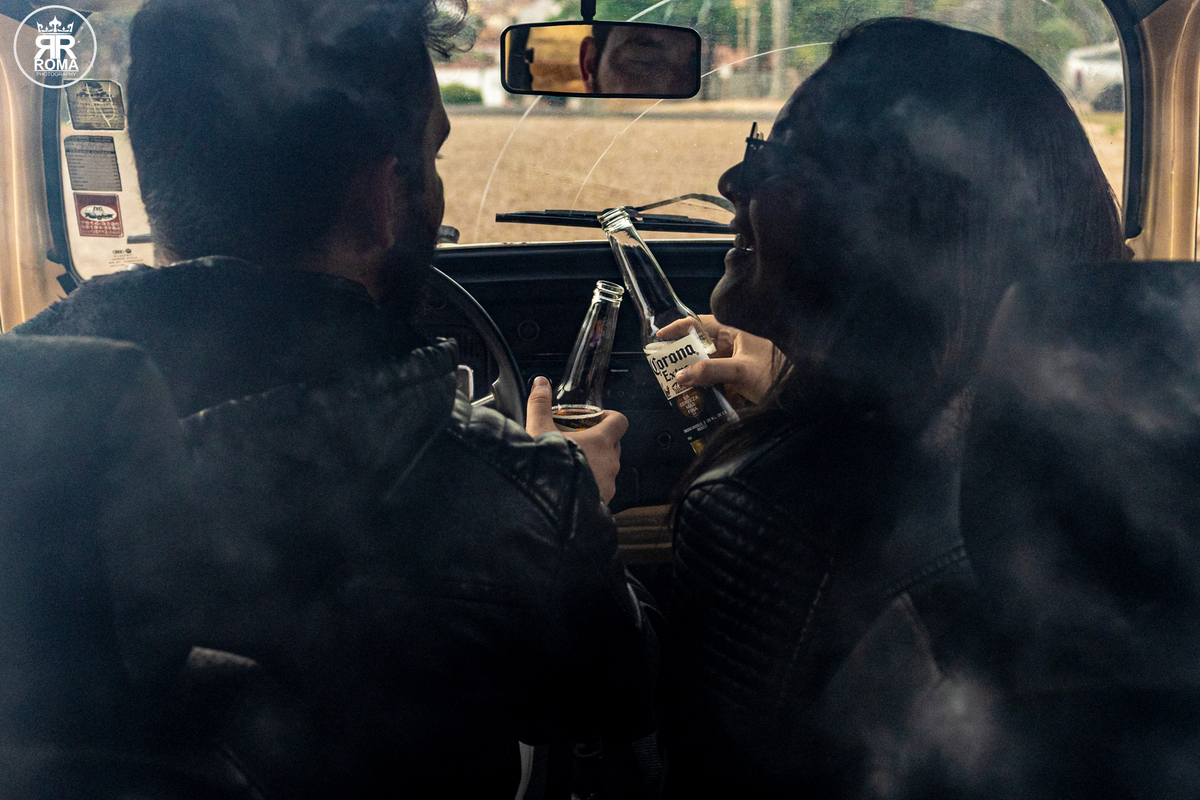 ensaio-de-casal-com-fusca - fotografia-de-casal-criativa - ensaio-vintage-com-carro-antigo -sessão-fotográfica-retrô - fotógrafo-de-casamentos-jau - fotógrafo-de-casamentos-sao- paulo - ensaio-de-casal-romântico - pré-wedding-com-fusca