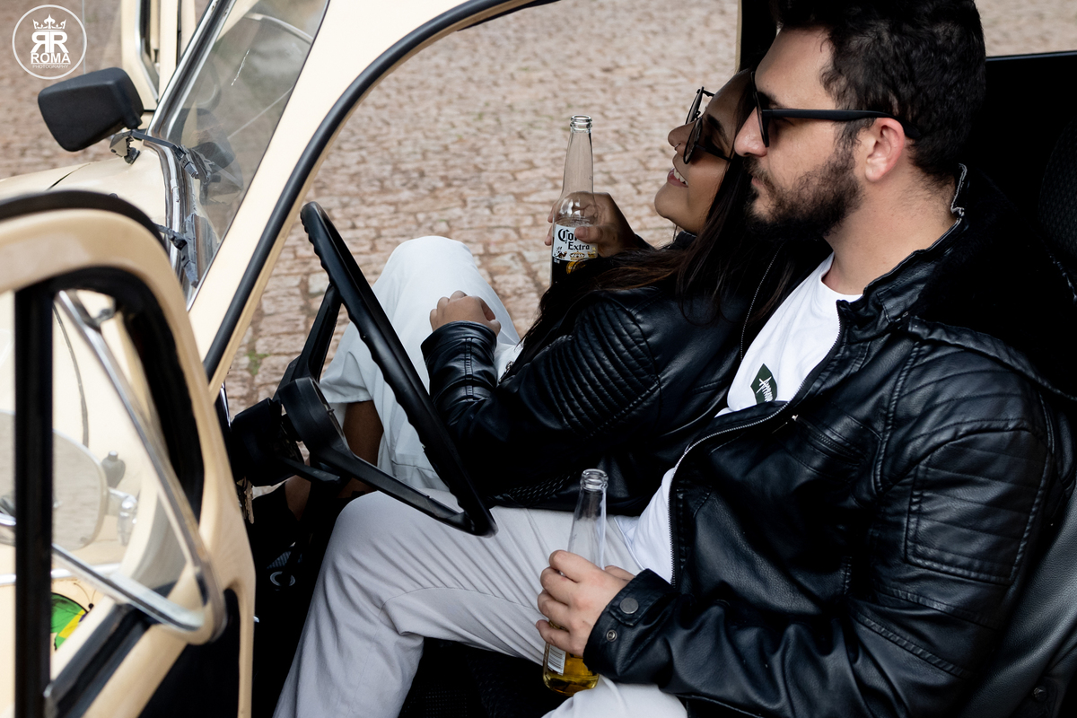 ensaio-de-casal-com-fusca - fotografia-de-casal-criativa - ensaio-vintage-com-carro-antigo -sessão-fotográfica-retrô - fotógrafo-de-casamentos-jau - fotógrafo-de-casamentos-sao- paulo - ensaio-de-casal-romântico - pré-wedding-com-fusca