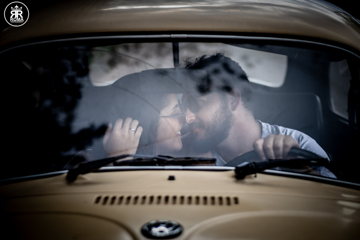 ensaio-de-casal-com-fusca - fotografia-de-casal-criativa - ensaio-vintage-com-carro-antigo -sessão-fotográfica-retrô - fotógrafo-de-casamentos-jau - fotógrafo-de-casamentos-sao- paulo - ensaio-de-casal-romântico - pré-wedding-com-fusca