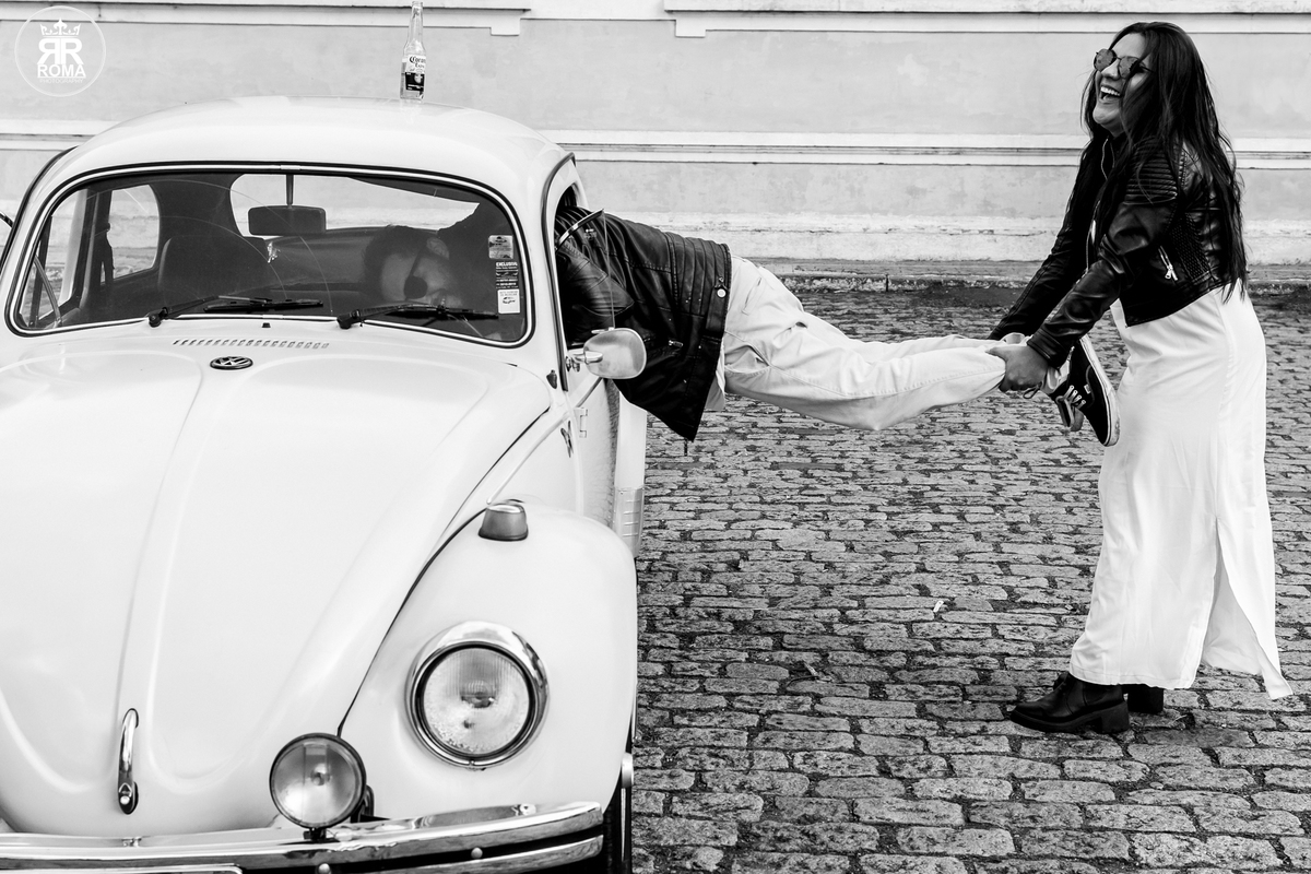 ensaio-de-casal-com-fusca - fotografia-de-casal-criativa - ensaio-vintage-com-carro-antigo -sessão-fotográfica-retrô - fotógrafo-de-casamentos-jau - fotógrafo-de-casamentos-sao- paulo - ensaio-de-casal-romântico - pré-wedding-com-fusca