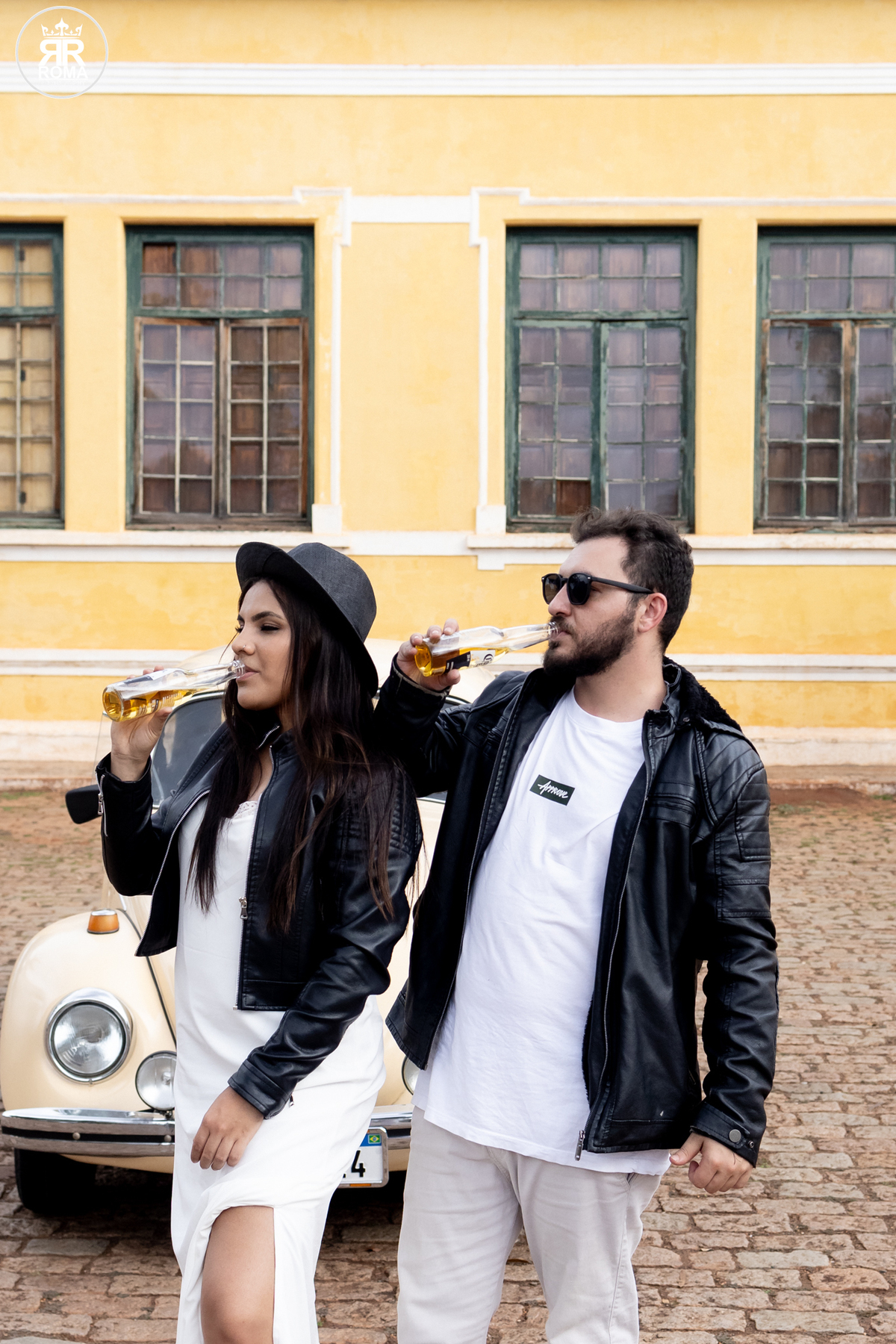 ensaio-de-casal-com-fusca - fotografia-de-casal-criativa - ensaio-vintage-com-carro-antigo -sessão-fotográfica-retrô - fotógrafo-de-casamentos-jau - fotógrafo-de-casamentos-sao- paulo - ensaio-de-casal-romântico - pré-wedding-com-fusca