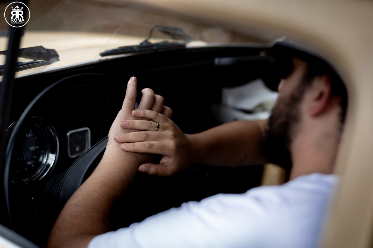 ensaio-de-casal-com-fusca - fotografia-de-casal-criativa - ensaio-vintage-com-carro-antigo -sessão-fotográfica-retrô - fotógrafo-de-casamentos-jau - fotógrafo-de-casamentos-sao- paulo - ensaio-de-casal-romântico - pré-wedding-com-fusca